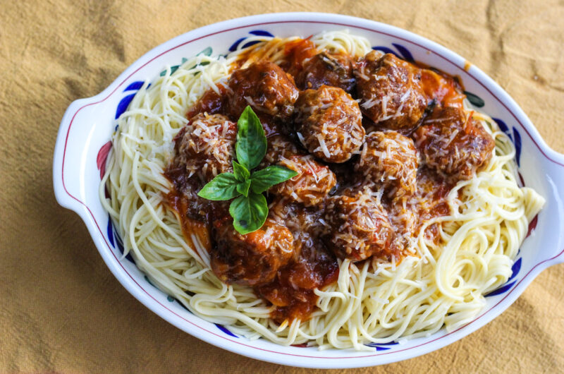 Spaghetti met tomatensaus en gehaktballetjes boerderijstijl.