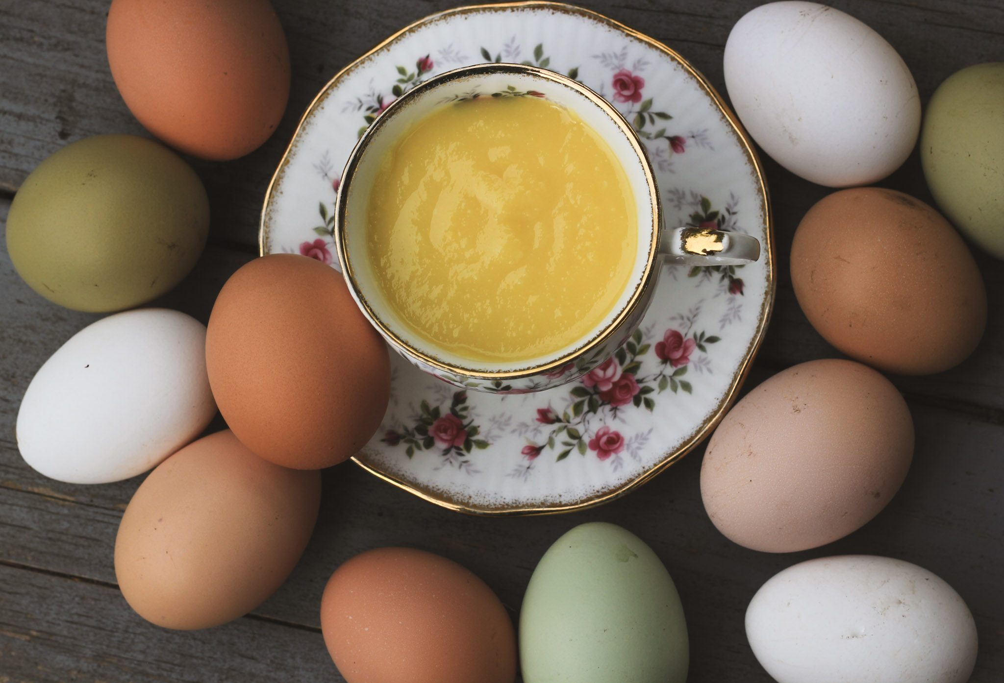 Kopje advocaat gemaakt met hele eieren. Easter eggers