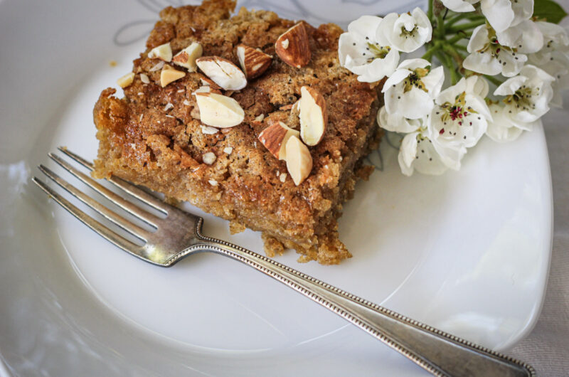 Kruidige perenbloesem-zuurdesemcake