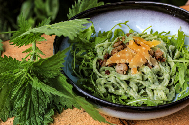 Brandnetel tagliatelle met krokante verse worst en brokkelkaas