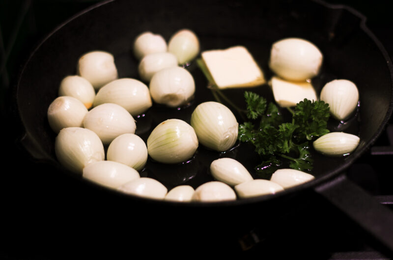 Gesmoorde witte uitjes (Oignons glacés à blanc)
