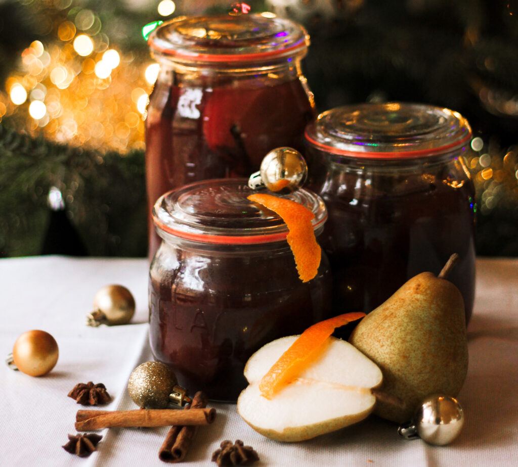 Stoofperen in rode wijn met kerst
