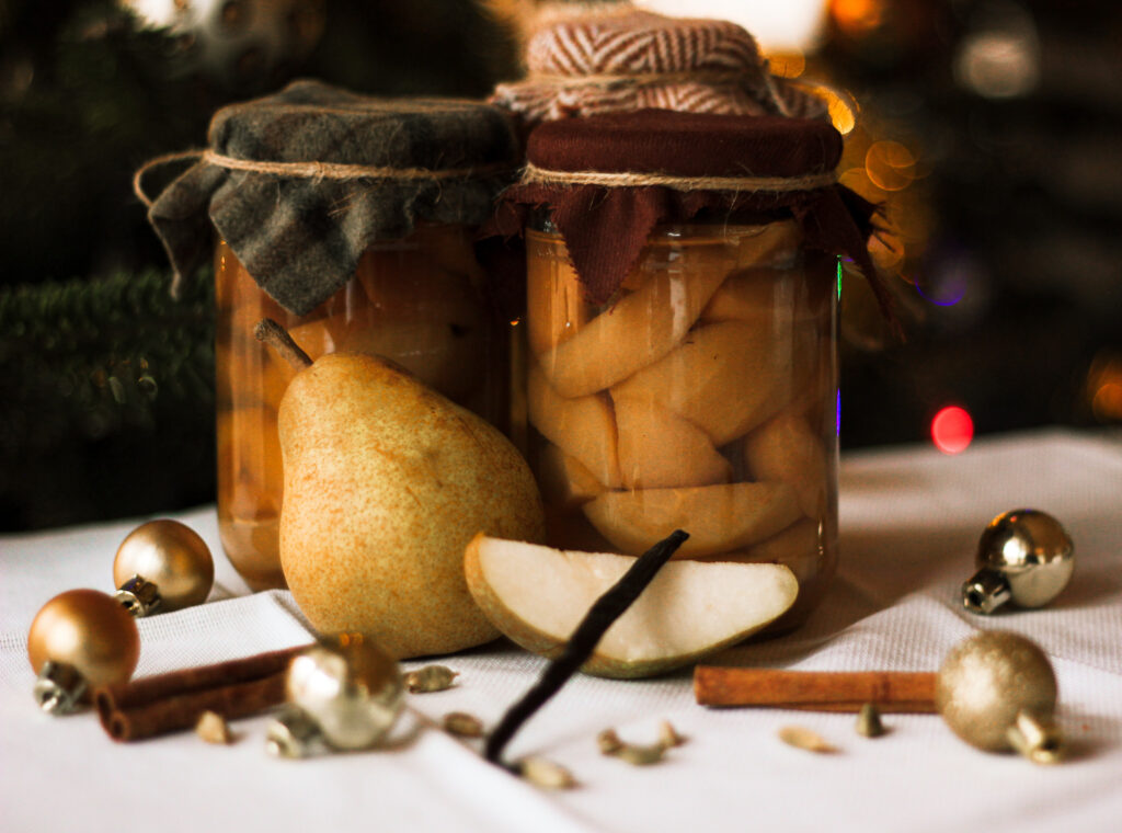 Stoofperen in witte wijn met kerst