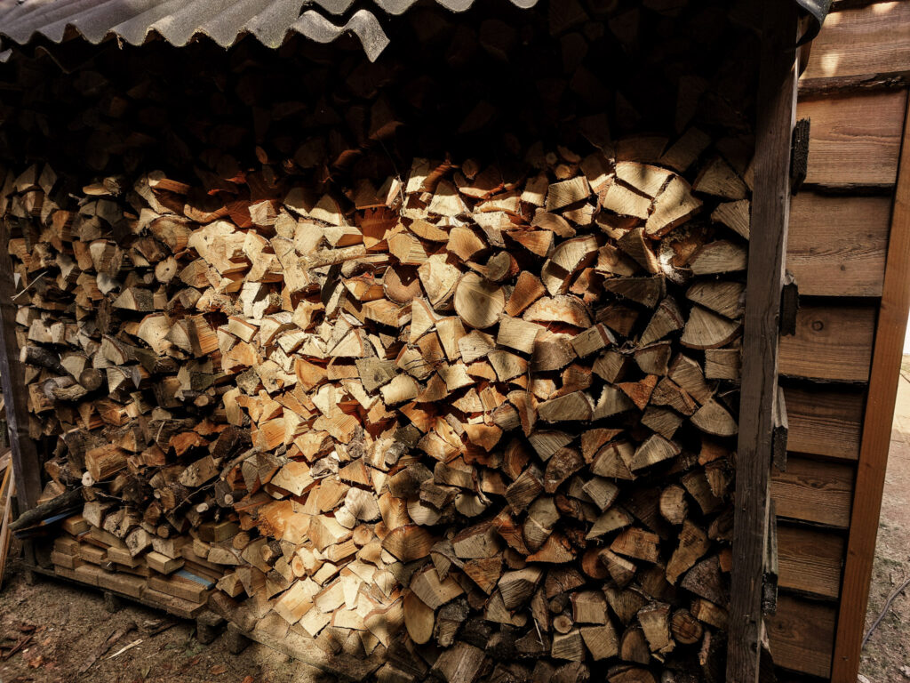 Gekloofd en gestapeld hout