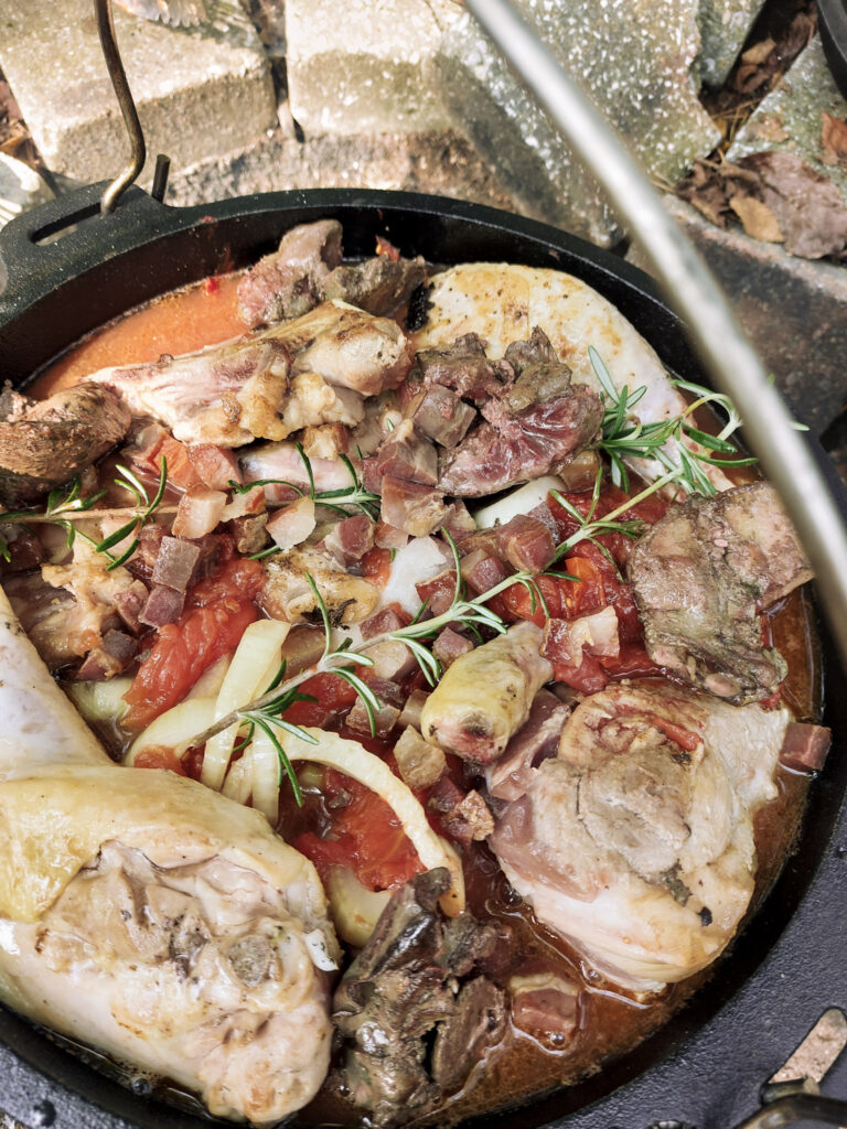 Italiaanse vleesragû in Dutch oven op vuur