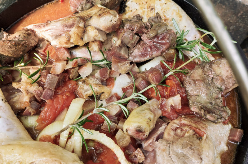 Italiaanse gemengde vlees ragû, buiten op kampvuur gekookt