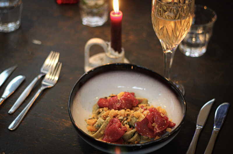 Paardenbloemblad tagliatelle met carpaccio, oude kaas en knoflookolie