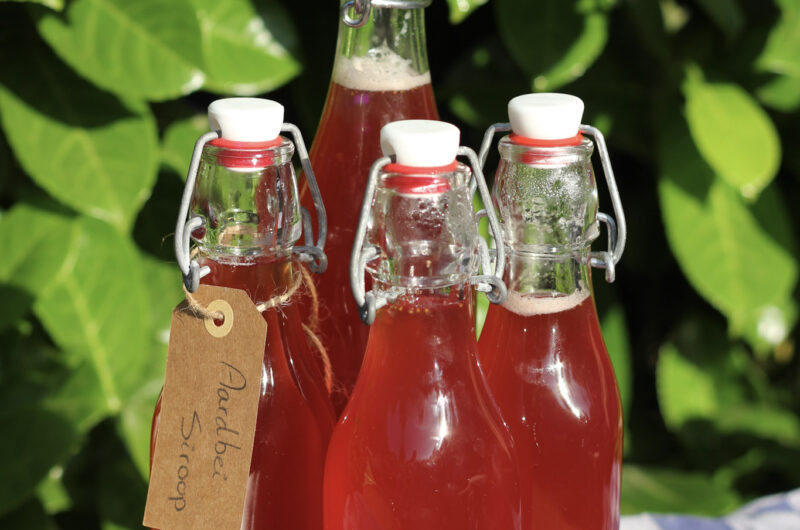 Aardbeiensiroop (van kroontjes en restjes)