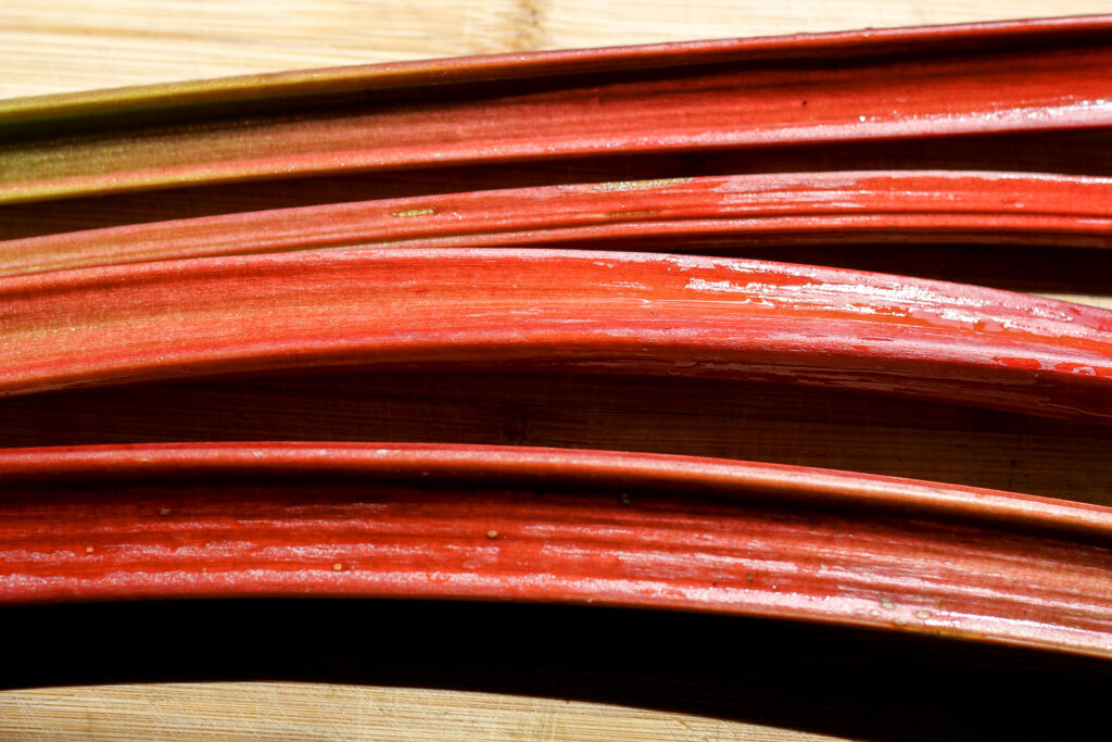 Rabarber op snijplank